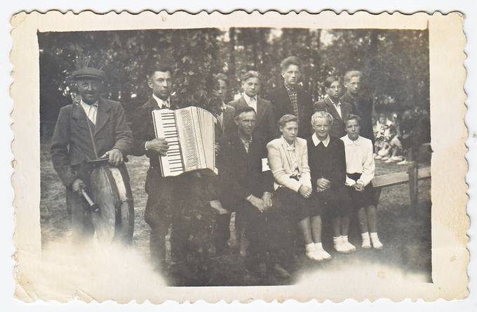 1953 m. birželio 23 d. Naujapamūšio dvare įvykusio vaidinimo dalyvių grupė. Iš kairės trečia sėdi Emilija Petrauskaitė, akordeoną laiko Jonas Dobrovolskis, būgną muša Petras Anilionis